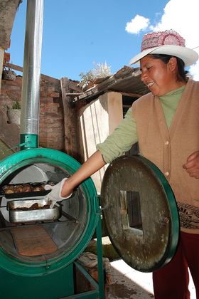 Peruvian Woman using an improved oven (by Fondesurco).